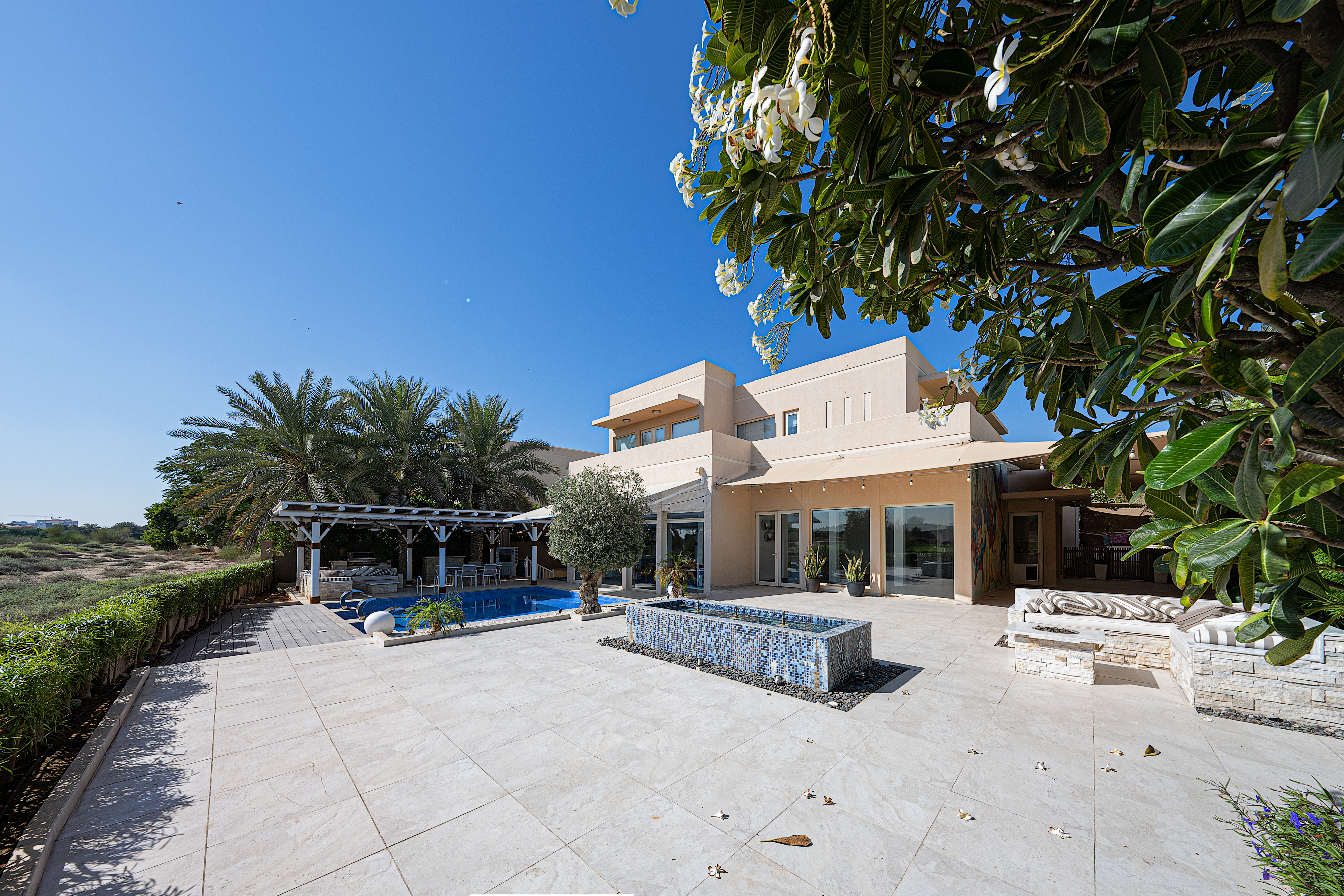 5 Bedrooms Villa in 1 Street