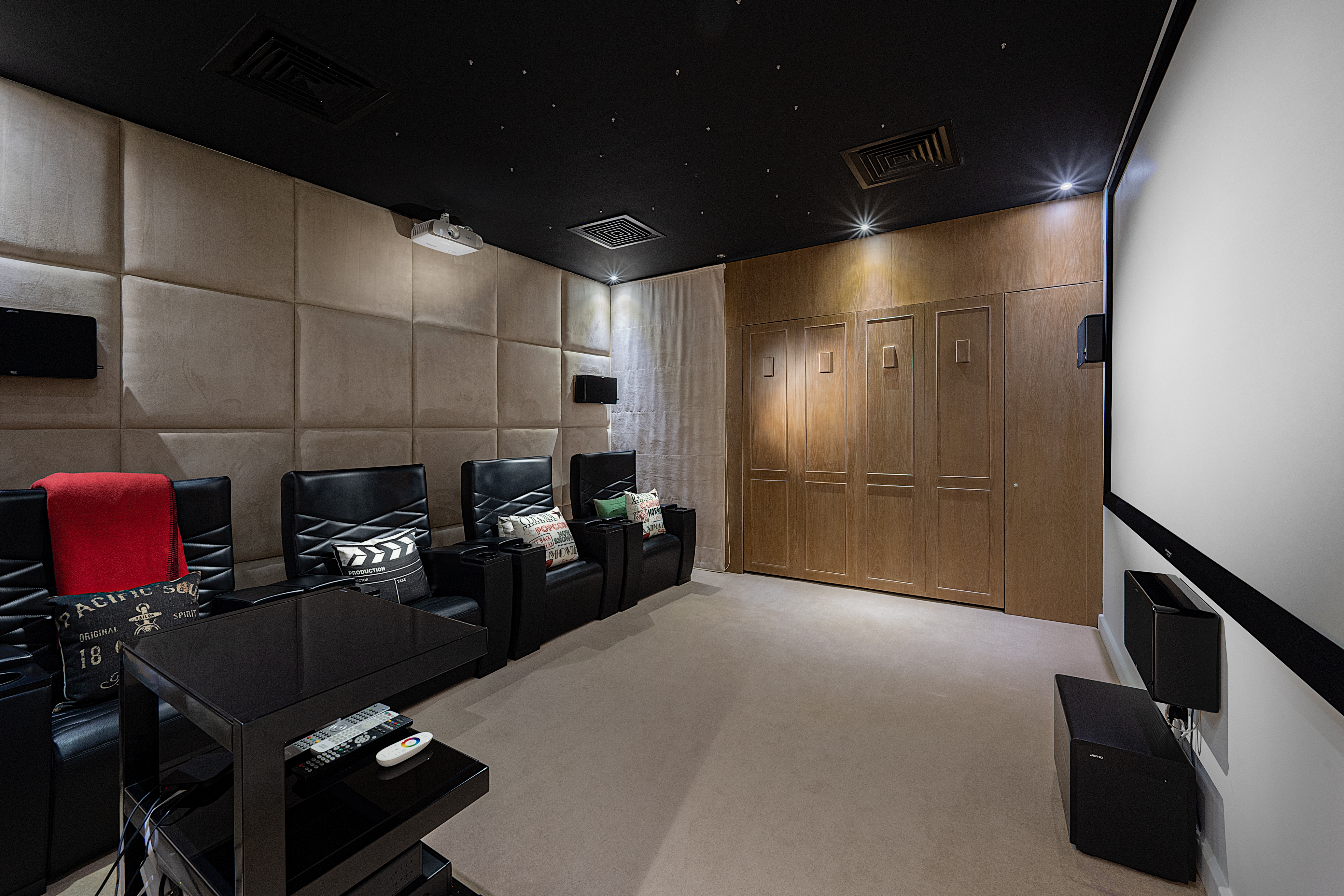 5 Bedrooms Villa in 1 Street