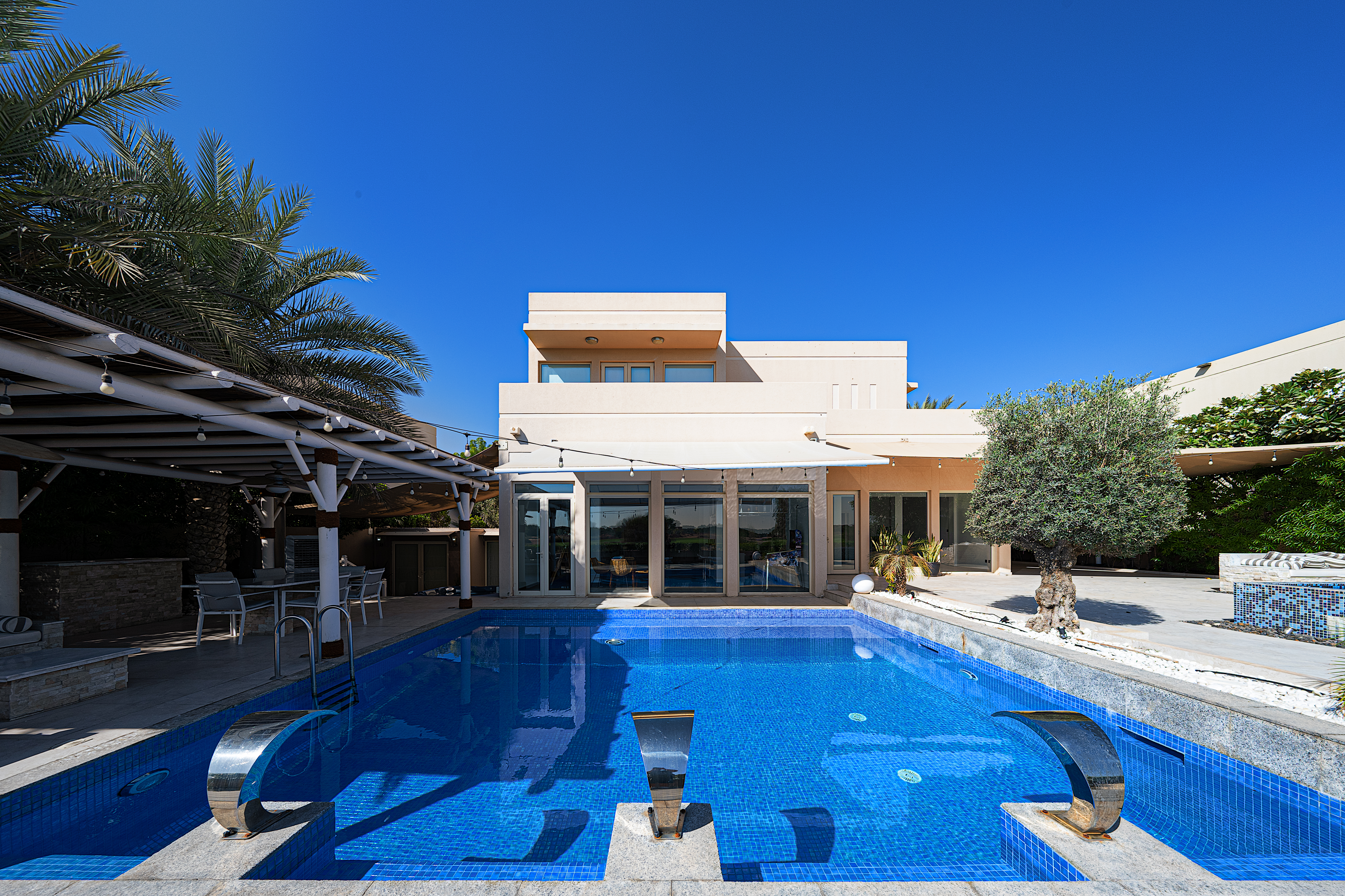 5 Bedrooms Villa in 1 Street