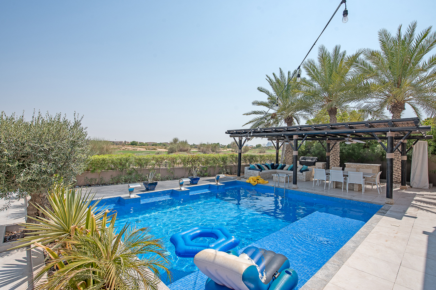 5 Bedrooms Villa in 1 Street