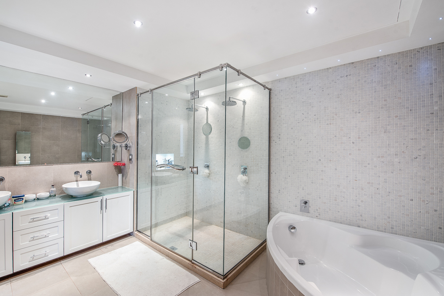 5 Bedrooms Villa in 1 Street