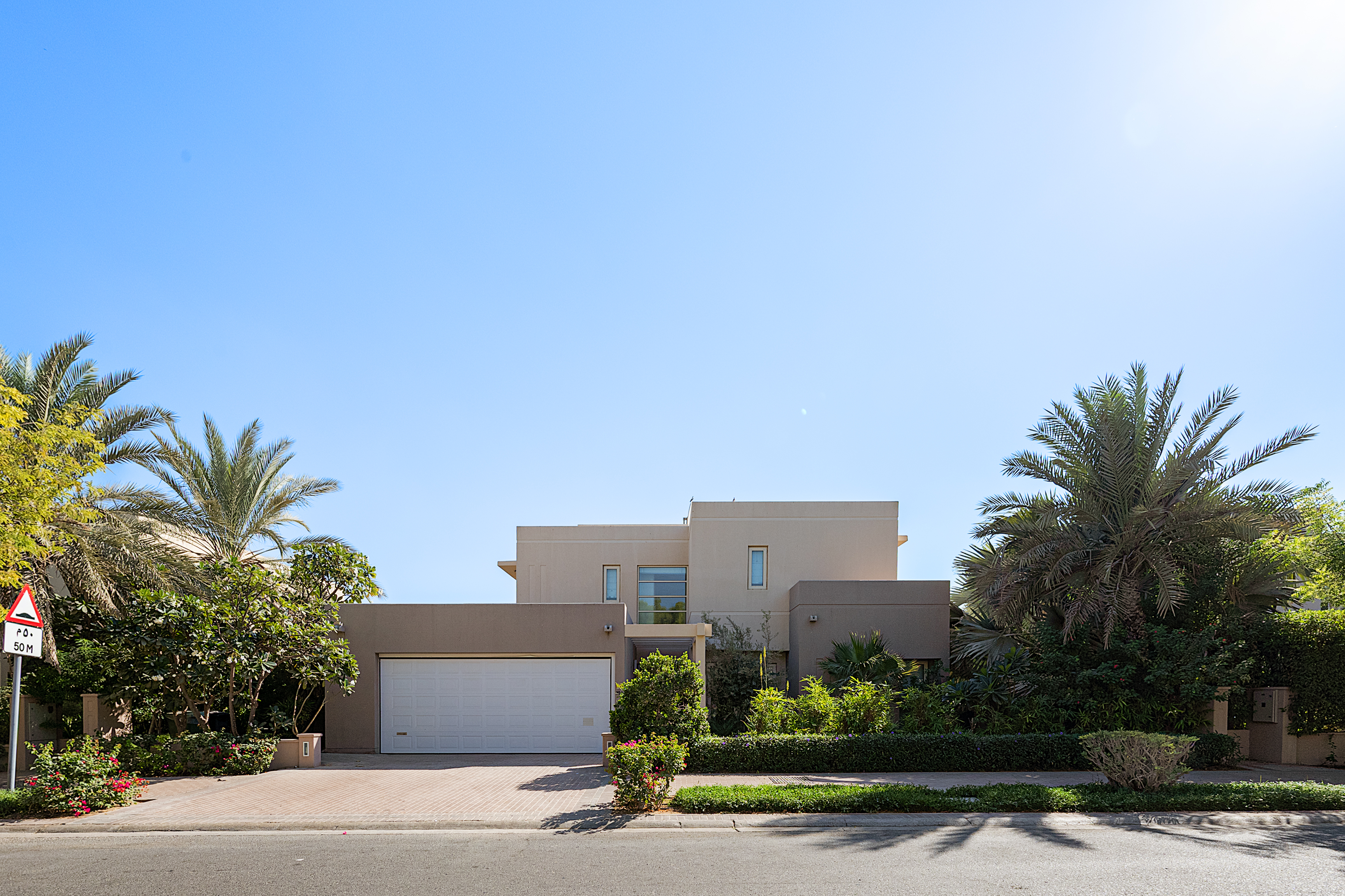 5 Bedrooms Villa in 1 Street