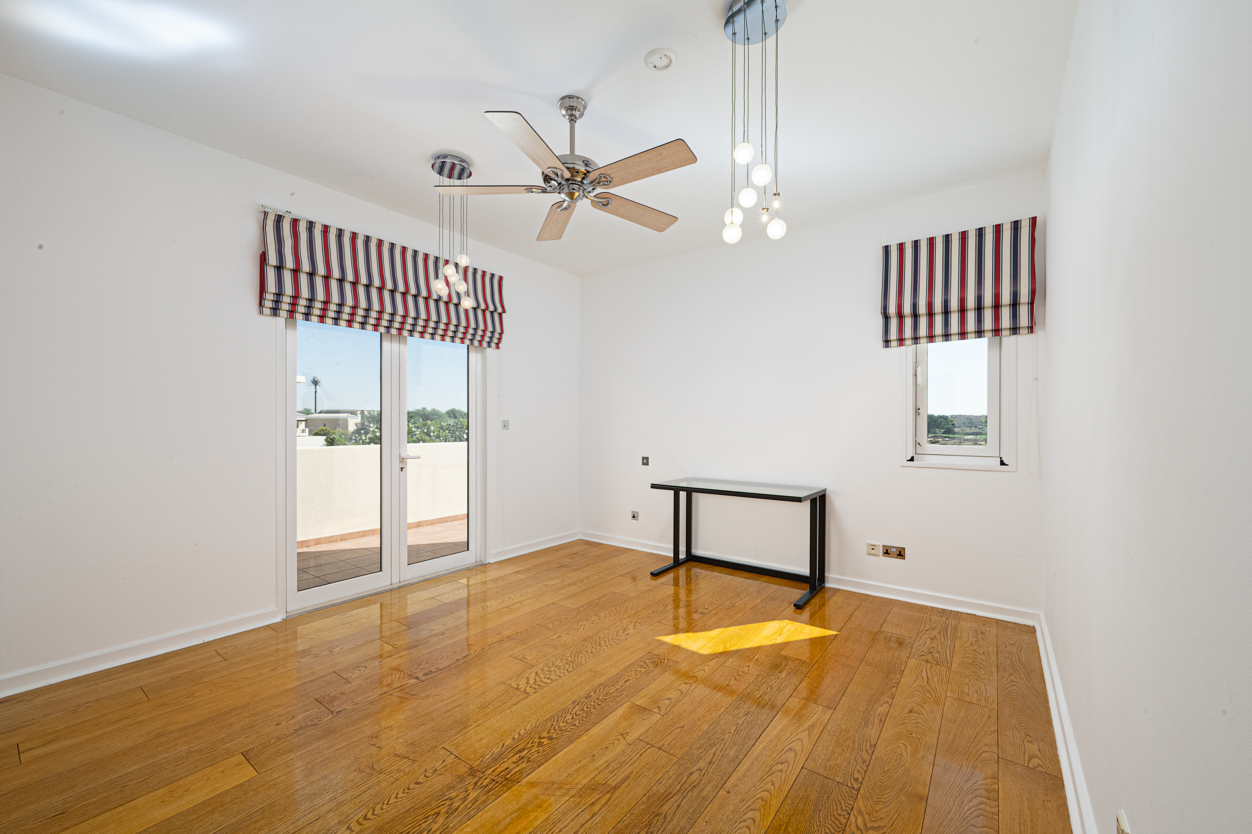 5 Bedrooms Villa in 1 Street