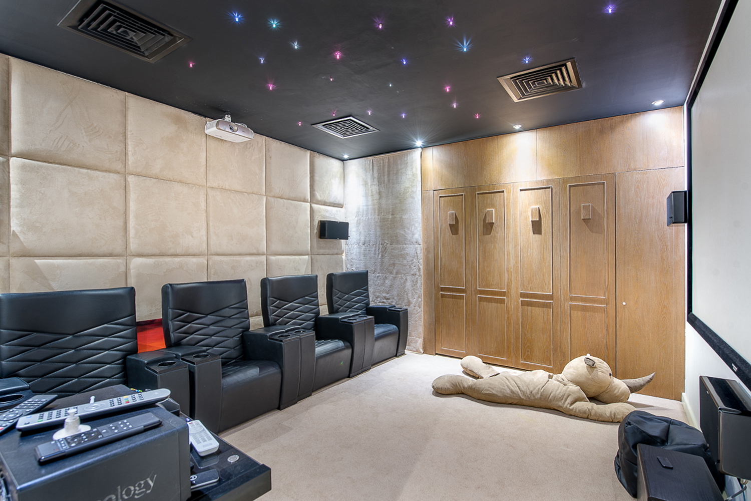 5 Bedrooms Villa in 1 Street