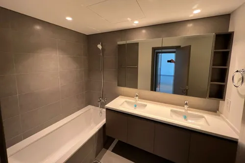 2 Bedrooms Apartment in Creek Gate Tower 1