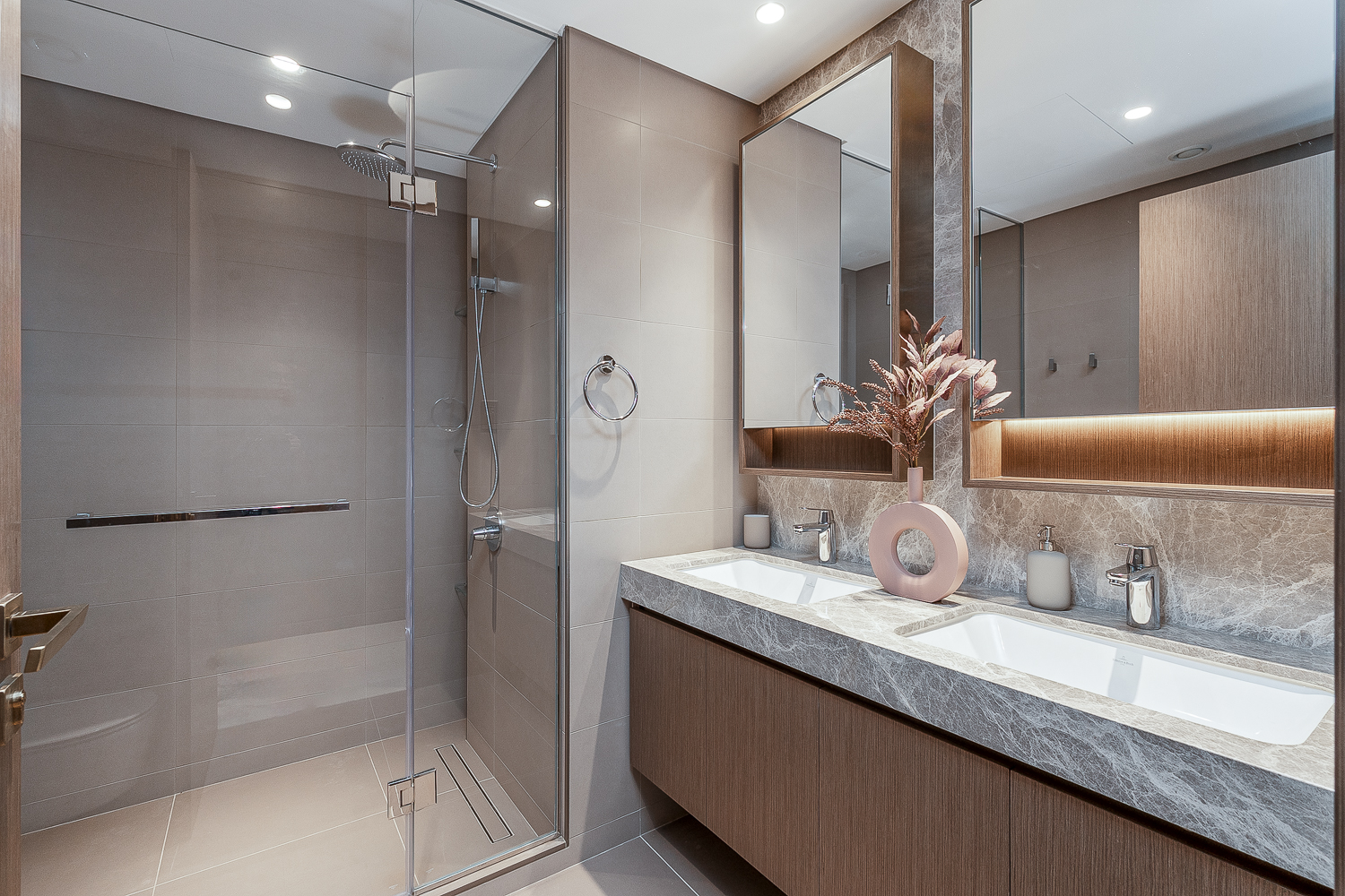 2 Bedrooms Apartment in Grand Bleu Tower 1