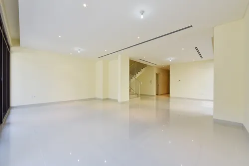 3 Bedrooms Villa in The Field