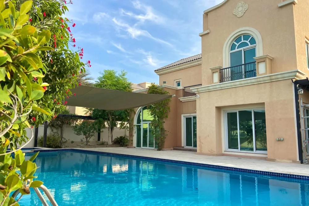 6 Bedrooms Villa in Novelia