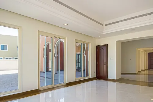 6 Bedrooms Villa in Novelia