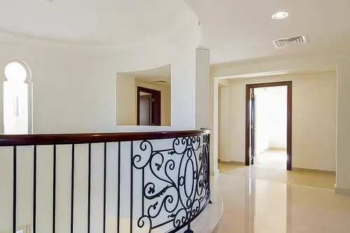 6 Bedrooms Villa in Novelia