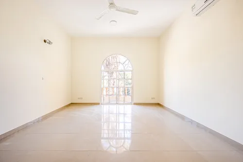 4 Bedrooms Villa in Al Muhaisnah 3