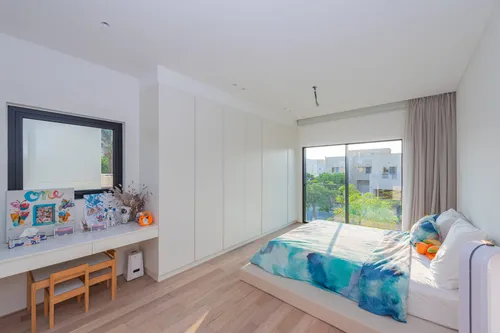 5 Bedrooms Villa in 1 Street, Meadows