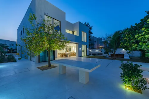 5 Bedrooms Villa in 1 Street, Meadows