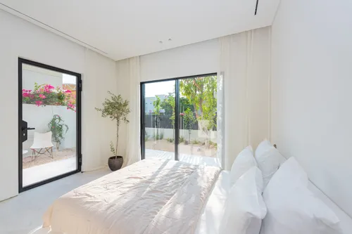 5 Bedrooms Villa in 1 Street, Meadows