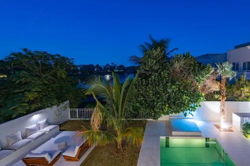 5 Bedrooms Villa in 1 Street, Meadows