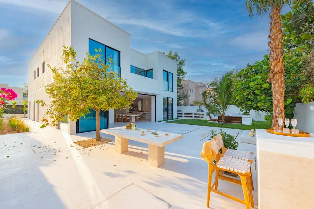 5 Bedrooms Villa in 1 Street, Meadows