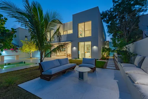 5 Bedrooms Villa in 1 Street, Meadows