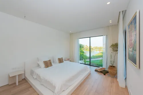 5 Bedrooms Villa in 1 Street, Meadows