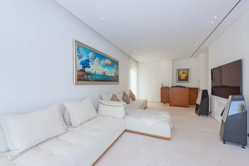 5 Bedrooms Villa in 1 Street, Meadows