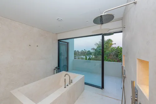 5 Bedrooms Villa in 1 Street, Meadows