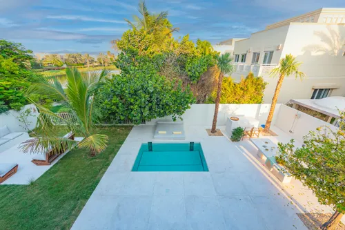 5 Bedrooms Villa in 1 Street, Meadows