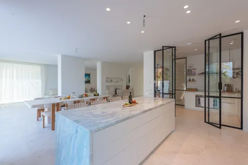 5 Bedrooms Villa in 1 Street, Meadows