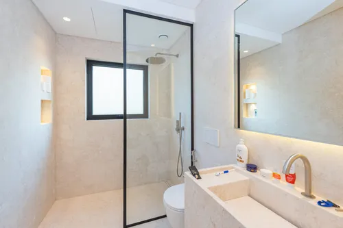 5 Bedrooms Villa in 1 Street, Meadows