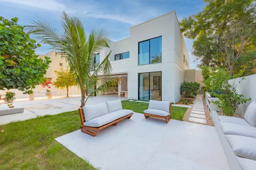 5 Bedrooms Villa in 1 Street, Meadows