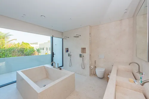 5 Bedrooms Villa in 1 Street, Meadows