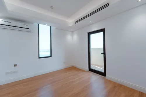 4 Bedrooms Apartment in Shore