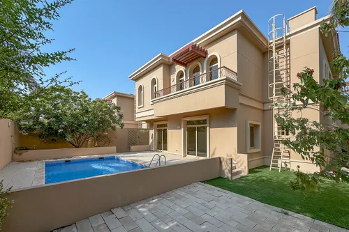 4 Bedrooms Villa in Golf Gardens