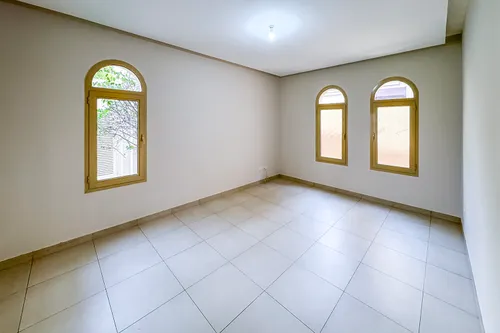4 Bedrooms Villa in Golf Gardens