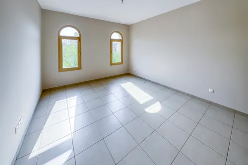4 Bedrooms Villa in Golf Gardens