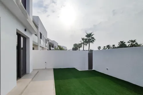 4 Bedrooms Villa in Redwoods