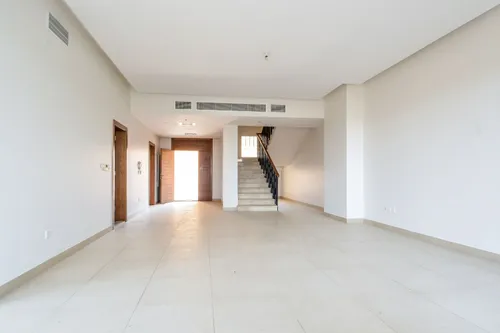4 Bedrooms Townhouse in Khuzama