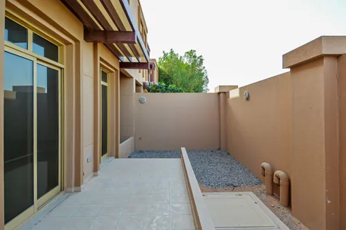 4 Bedrooms Townhouse in Khuzama