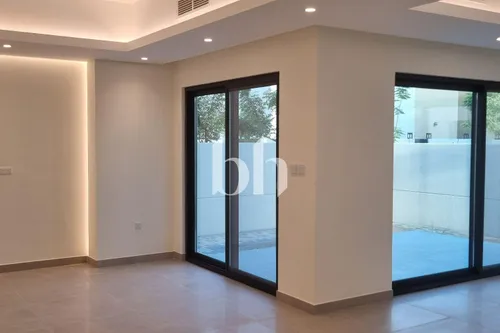 Large Center TH | 3BR Smart Home | Massive Plot