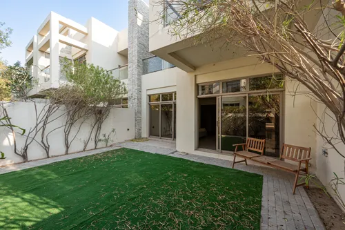 3 Bedrooms Townhouse in Polo Townhouses