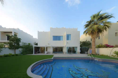 5 Bedrooms Villa in 1 Street, Meadows