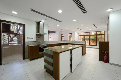 5 Bedrooms Villa in The Mansions