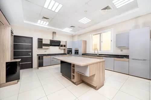 5 Bedrooms Villa in Al Rahmaniya 1
