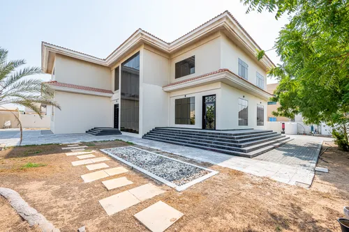 Well Designed Spacious Five Bedroom Villa