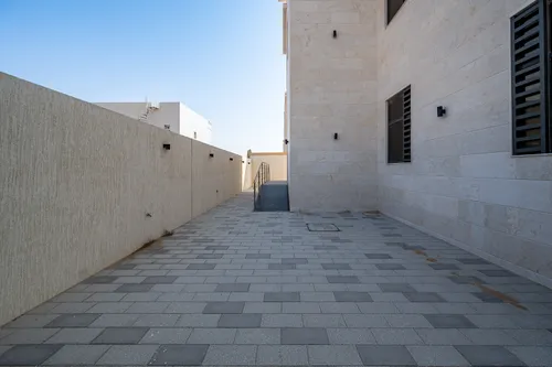 5 Bedrooms Villa in Al Suyoh 1