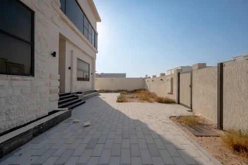 5 Bedrooms Villa in Al Suyoh 1