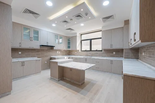 5 Bedrooms Villa in Al Suyoh 1