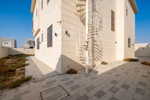 5 Bedrooms Villa in Al Suyoh 1