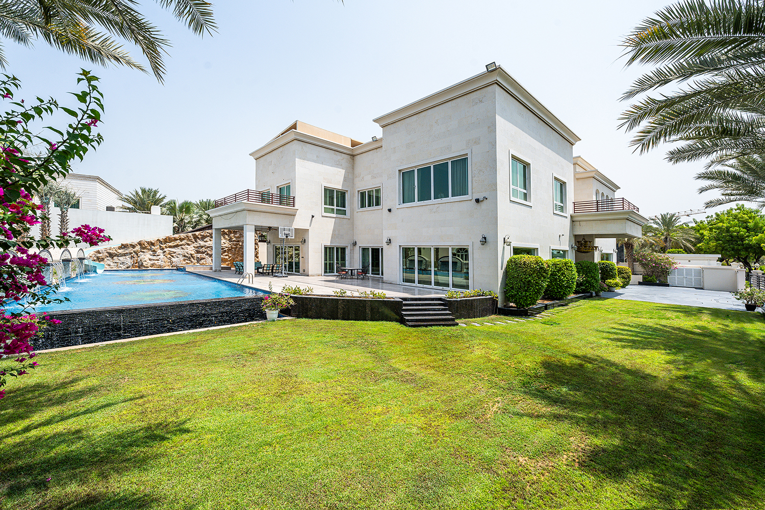 6 Bedrooms Villa in Sector E