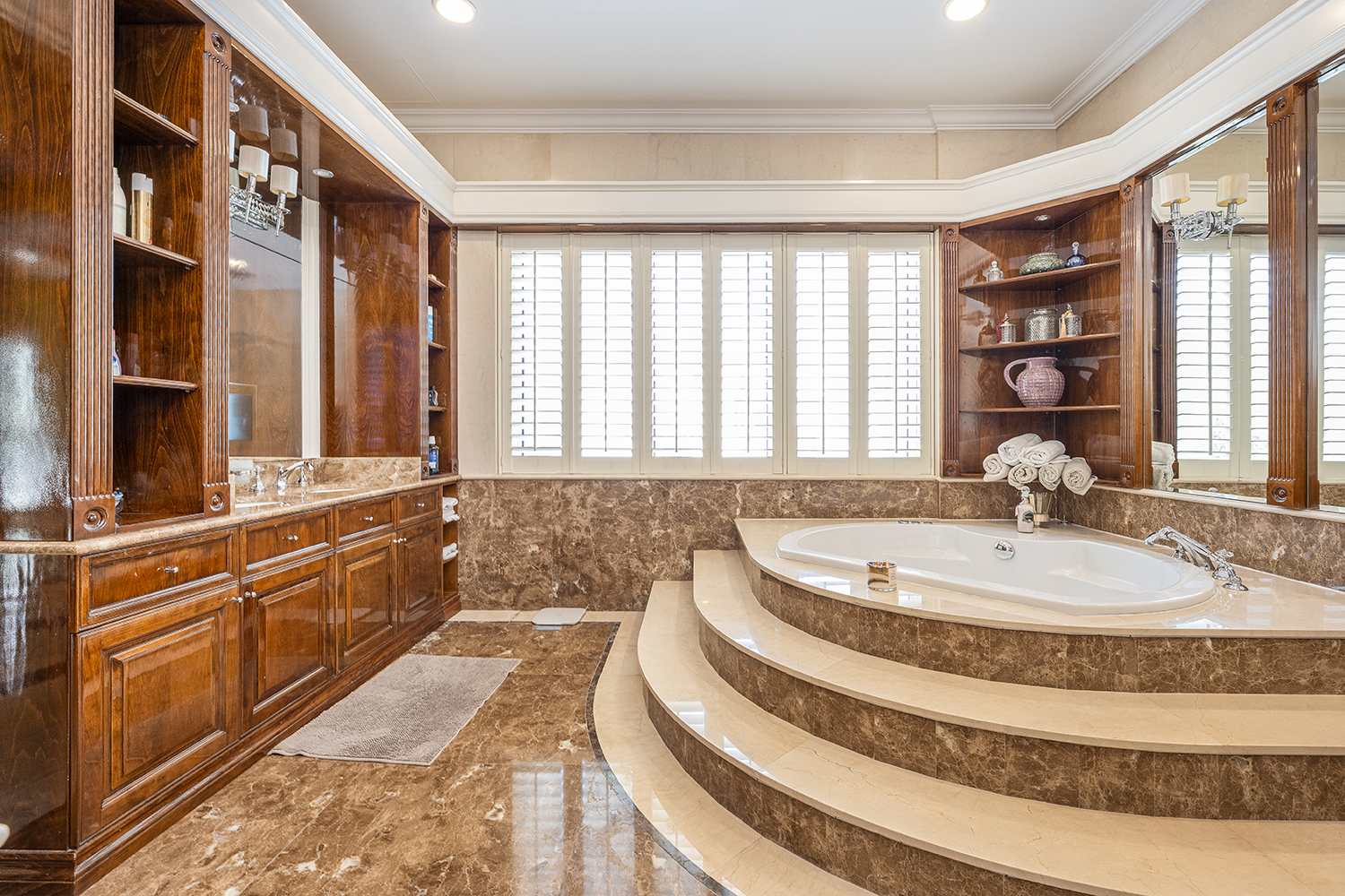 6 Bedrooms Villa in Sector E