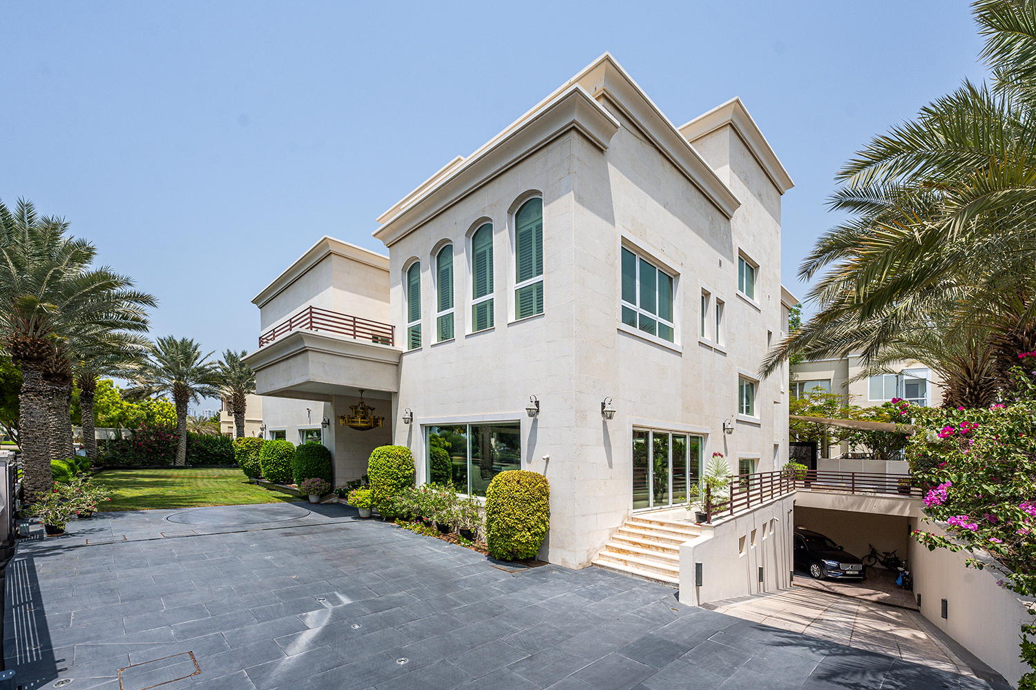 6 Bedrooms Villa in Sector E