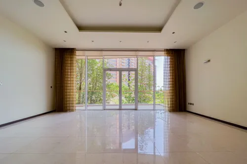 Unfurnished I Spacious unit | Beach access